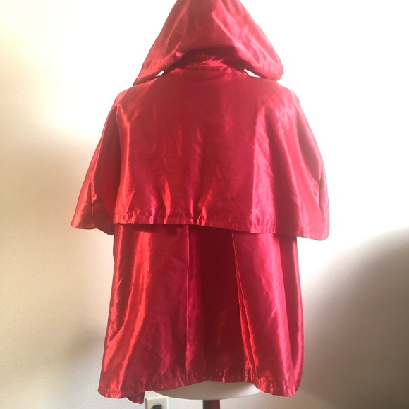 Red cape with detachable hood (Taylor’s Version) - Picture 3 of 5
